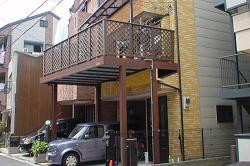 �E�b�h�f�b�L�d�l�̃J�[�|�[�g�u�E�b�h�K���[�W�v �{�H��ʐ^�@���s