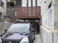 ウッドデッキ仕様のカーポート「ウッドガレージ：人工木」 施工後写真　奈良橿原市